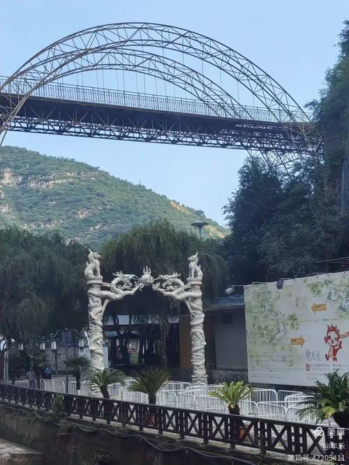 漫步细观登码头的龙头,隧洞,水闸瀑布及远近山峰,那真是怀有"胜是闲庭