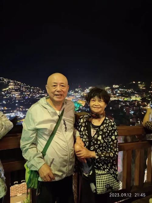 大家在皎洁月光,灿烂星辰陪伴下,惬意中被阵阵柔和秋风拂面,闲庭信步