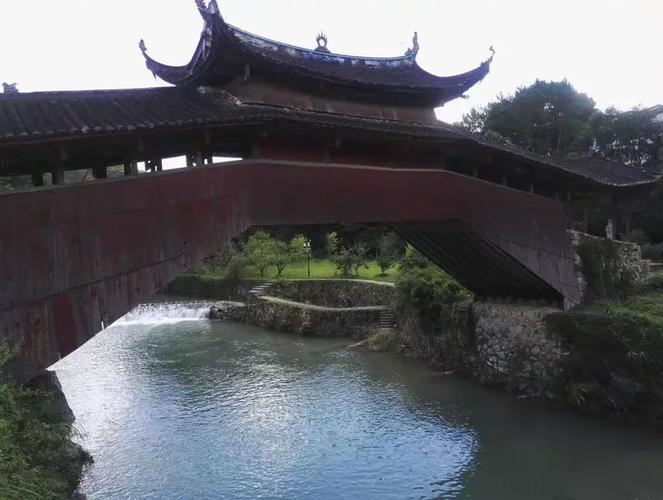 旷性怡情新笑语,闲庭野径旧绸缪.廊桥夜色浮灯景,畲寨晴光映碧流